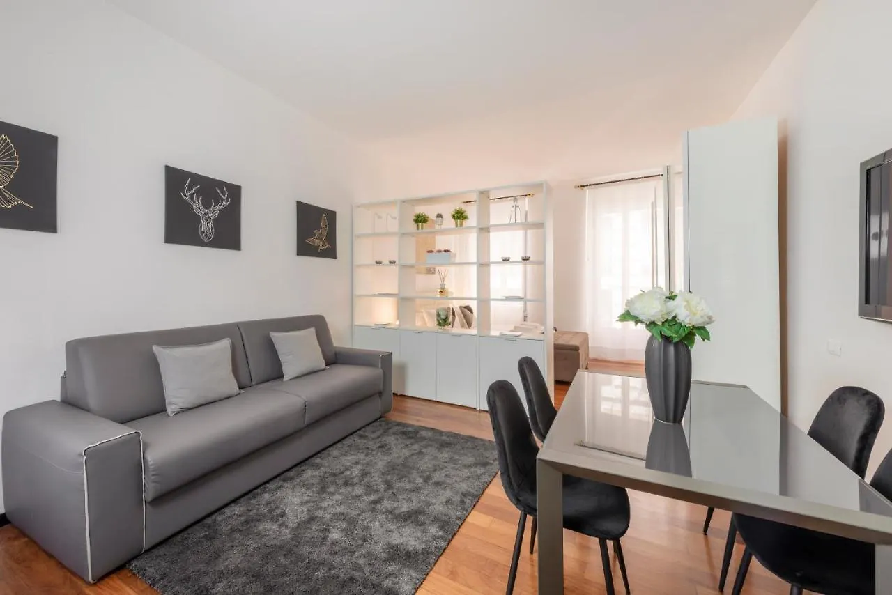 Milan Royal Suites - Centro Apartment