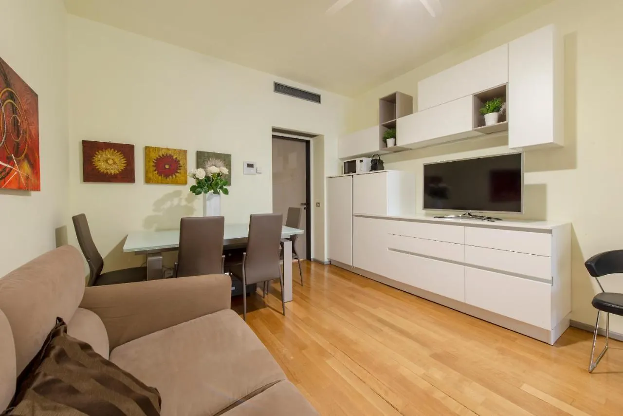 Milan Royal Suites - Centro Apartment