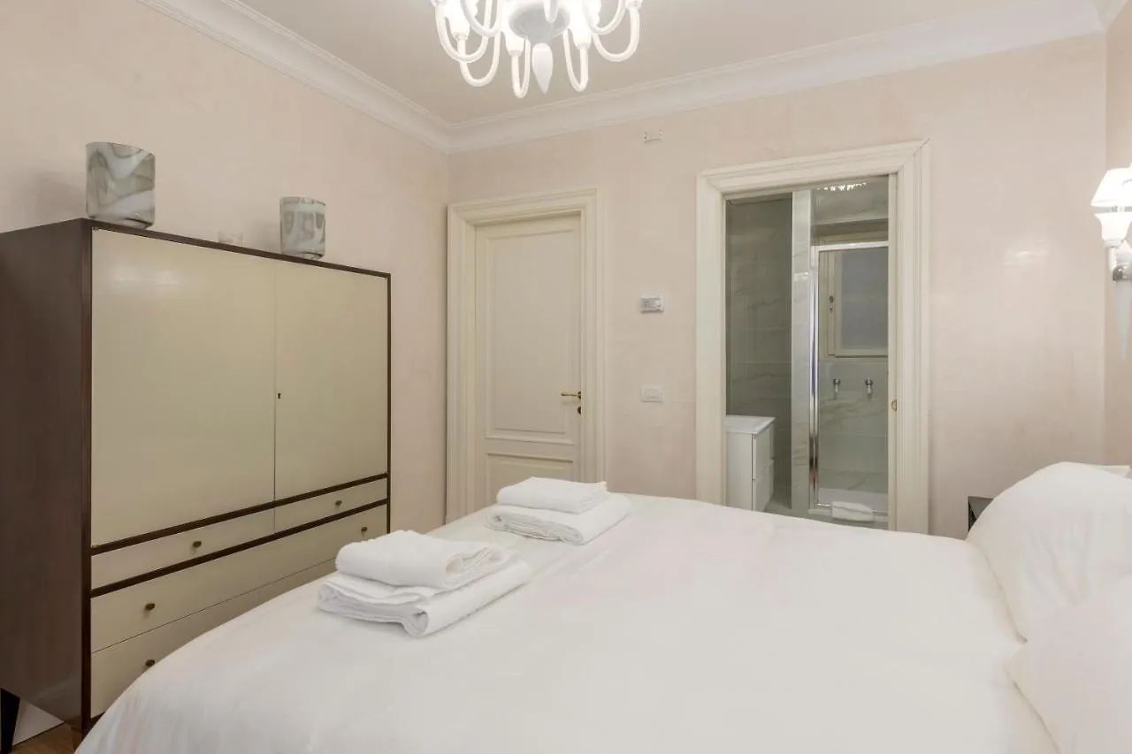 Apartment Milan Royal Suites - Centro Italy